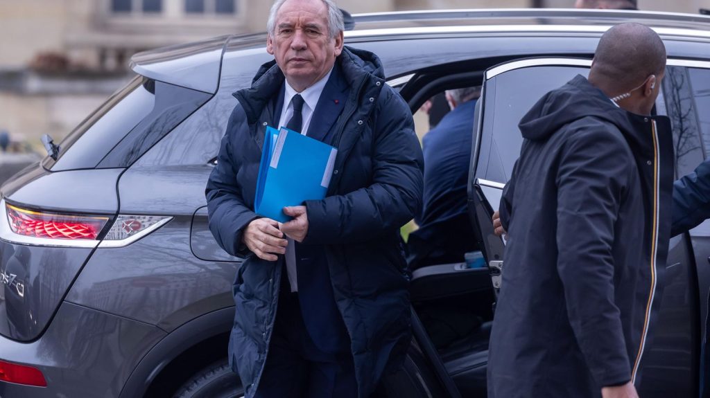 Fin de vie : en souhaitant scinder le texte en deux, François Bayrou se met à dos les défenseurs du projet de loi initial

          C'est un nouveau, ou plutôt un énième, rebondissement dans le parcours de ce texte très attendu par les associations et des parlementaires. Le Premier ministre propose de séparer les soins palliatifs de l'aide à mourir.