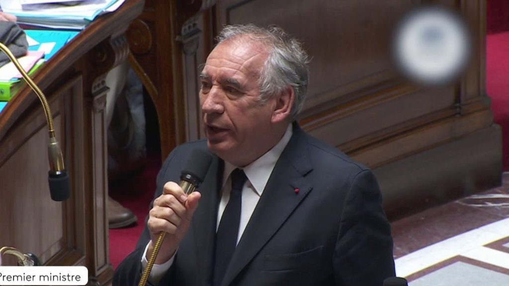 Motion de censure : les gestes de François Bayrou vers le PS