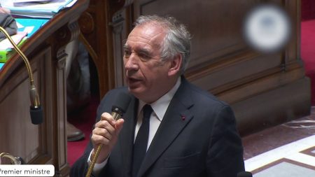 François Bayrou : gestes vers le PS en vue de la motion de censure Motion de censure : les gestes de François Bayrou vers le PS