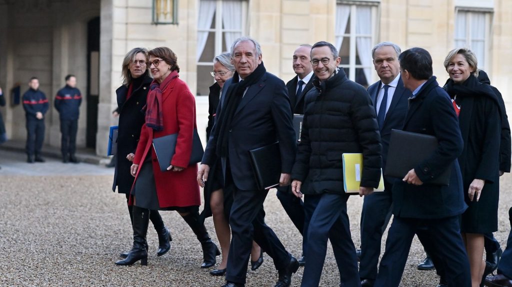François Bayrou parie sur la confiance au sein de son gouvernement de poids lourds

          Contrairement à ses prédécesseurs, le Premier ministre a décidé de ne pas relire les interviews de ses ministres. Un gage de confiance, qui le protège aussi de certains coups.