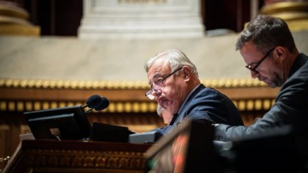 Gérard Larcher admet « erreur » pour des sièges à 34 000 euros au Sénat Gérard Larcher reconnaît une "erreur" après l'achat de nouveaux sièges à "34 000 euros" pour la présidence de séance au Sénat