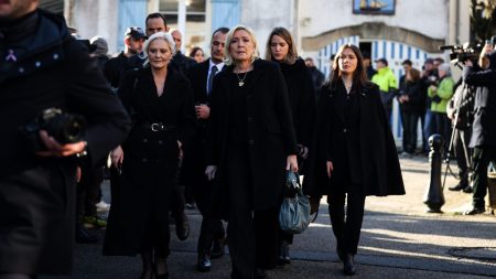 Hommage à Le Pen : Éric Ciotti présent, Dieudonné interdit; centaines de personnes attendues Hommage à Jean-Marie Le Pen : plusieurs centaines de personnes attendues, dont Éric Ciotti, Dieudonné interdit de cérémonie