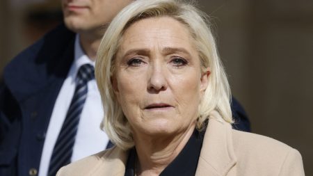 Jean-Marie Le Pen décède : Marine Le Pen apprend la nouvelle lors d’une escale au Kenya Mort de Jean-Marie Le Pen : Marine Le Pen a appris la mort de son père lors d'une escale au Kenya