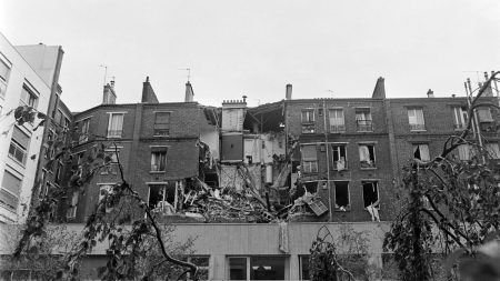 Jean-Marie Le Pen échappe à un attentat à son domicile parisien en 1976 : « Cette explosion visait à tuer » "Cette explosion visait à tuer aveuglément" : ce jour de 1976 où Jean-Marie Le Pen réchappait à un attentat à son domicile parisien