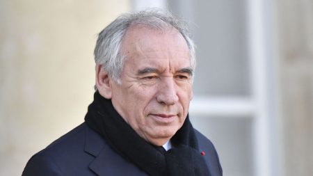 Jean-Marie Le Pen est décédé : François Bayrou critiqué pour avoir évoqué ses « polémiques » Mort de Jean-Marie Le Pen : François Bayrou vivement critiqué pour avoir évoqué les "polémiques" d'une "figure de la vie politique"