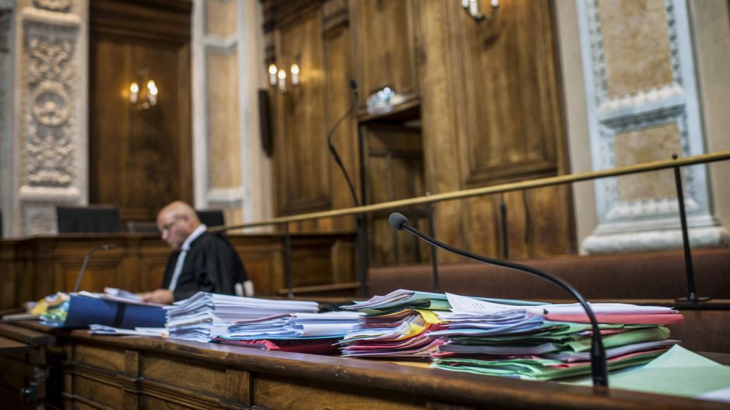 :
    le dernier publié



  

    
      
    
      

  

  
    
    Justice : 4 000 affaires criminelles attendent-elles d'être jugées en France ?

          Le procureur général près la Cour de cassation Rémy Heitz a alerté sur le manque de moyens dans la justice, dénonçant l'allongement des délais avant de juger les affaires criminelles.
    
    
          Diffusé le 10/01
                      
        4min