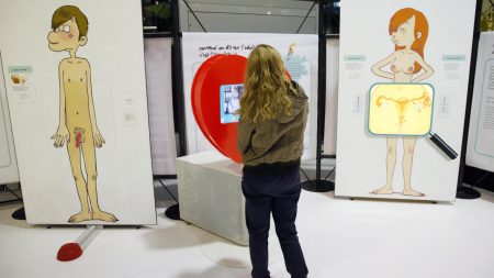 La refonte de l'éducation sexuelle de la France pour inclure le consentement et l'identité de genre