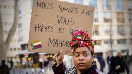 L'aide affluent des villes françaises vers Mayotte un mois après le cyclone dévastateur