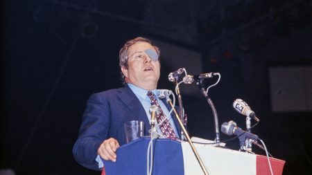 Le 5 octobre 1972, Jean-Marie Le Pen fonde le Front national avec une alliance d’extrême droite. :
Récit
Le 5 octobre 1972, une alliance hétéroclite d'extrême droite crée le Front national autour de Jean-Marie Le Pen