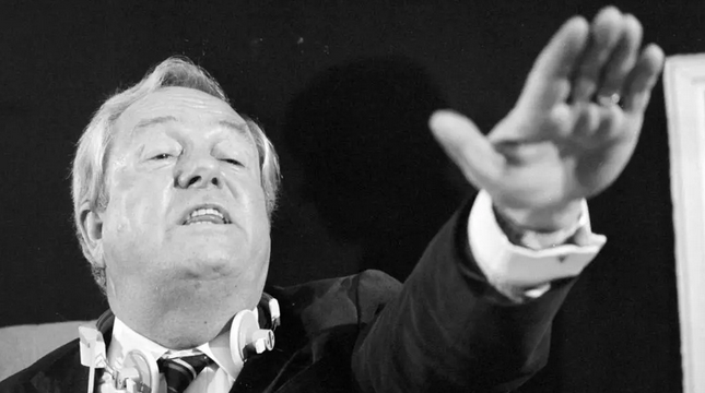 Jean-Marie Le Pen fait un geste lors d'une session au Parlement européen à Strasbourg en 1985. Il a siégé comme député européen pendant plus de trois décennies.