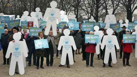 Le Premier ministre français critiqué pour son projet de diviser le projet de loi controversé sur l'aide à mourir