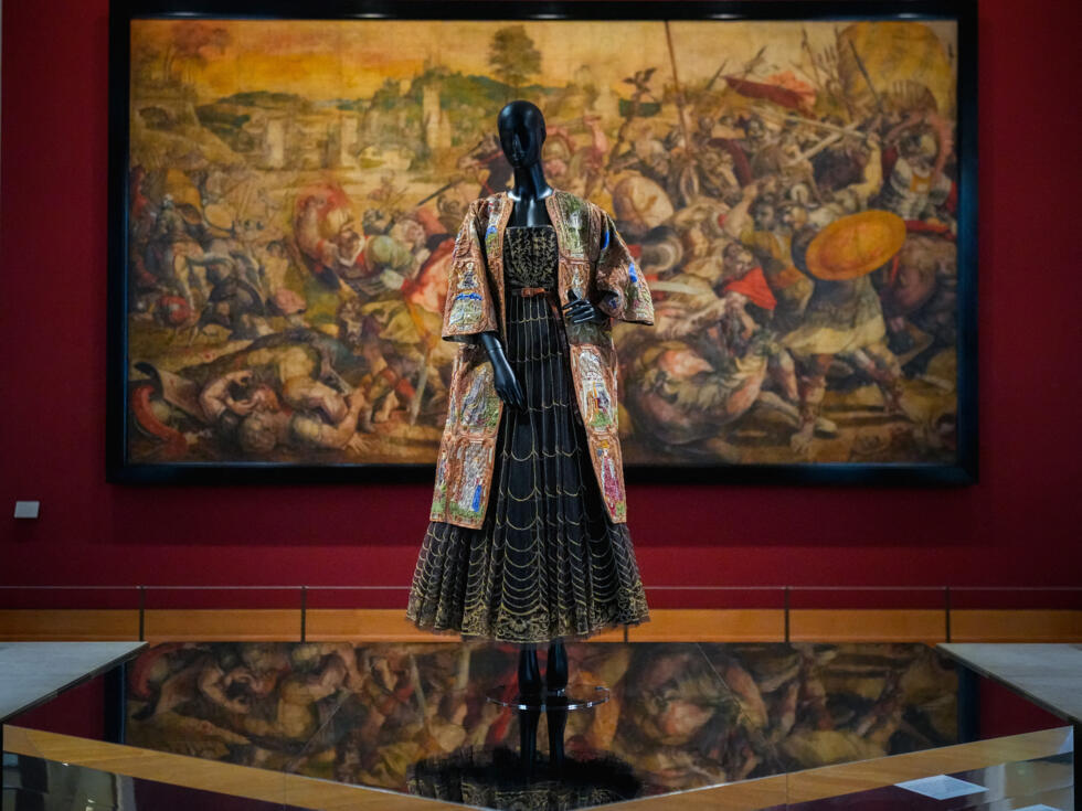 Une robe créée par Maria Grazia Chiuri pour la maison de mode Christian Dior de la collection Haute Couture 201-2018 exposée à l
