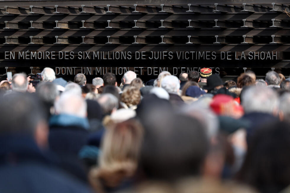 Visiteurs au monument « Rails de la mémoire », à Lyon, dans l