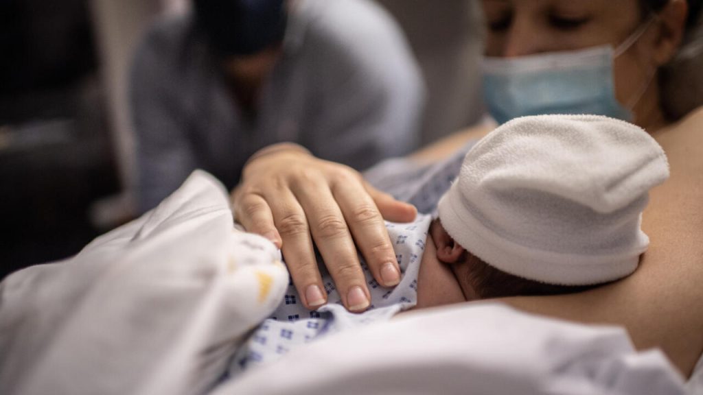 Le taux de natalité tombe à son plus bas niveau d'après-guerre alors que les Français ont moins d'enfants