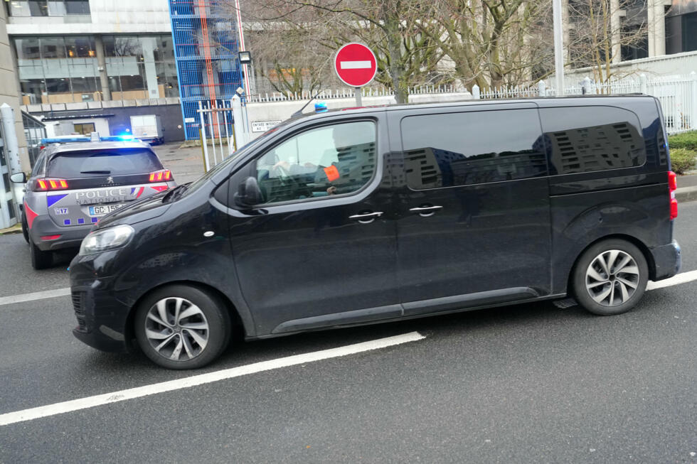 Une camionnette qui transporterait un pélicot pour interrogatoire