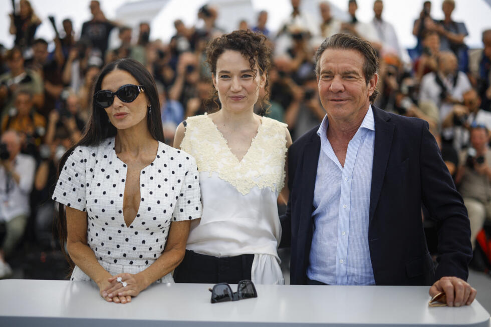 La réalisatrice Coralie Fargeat, les acteurs Demi Moore et Dennis Quaid posent lors d