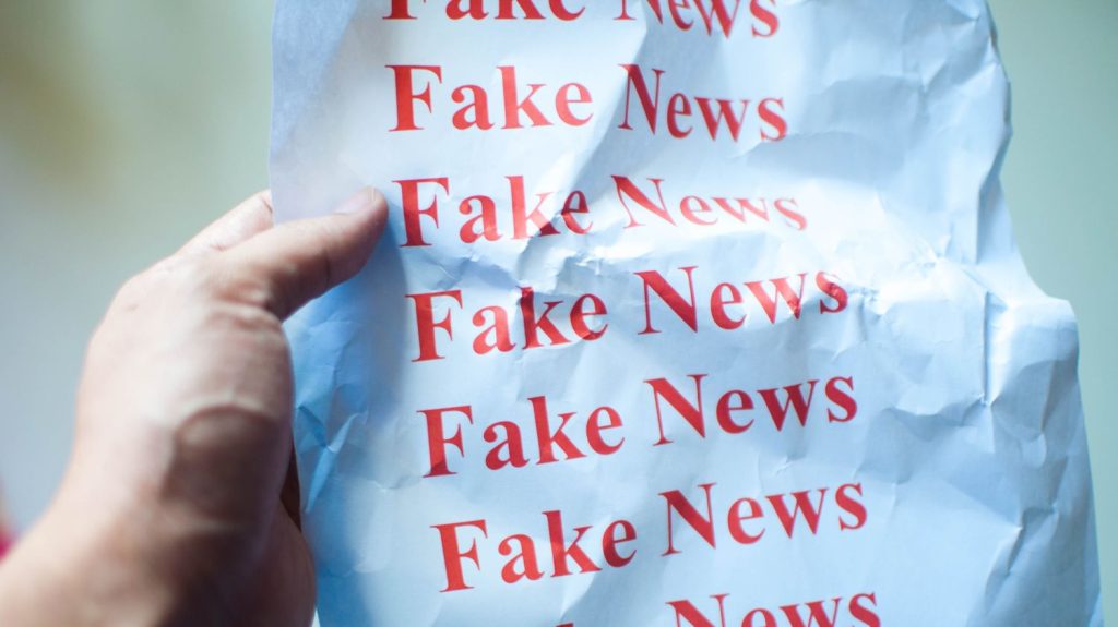 :
    Vrai ou faux



  

    
      
    
      

  

  
    La liberté d'expression donne-t-elle le droit de diffuser de fausses informations ?

          Mark Zuckerberg et Elon Musk rechignentà réguler les fausses informations qui circulent sur leurs réseaux sociaux. Cela a provoqué un débat philosophie que l'esprit de la liberté d'expression. La loi en revanche est claire : diffuser de fausses nouvelles est illégal.