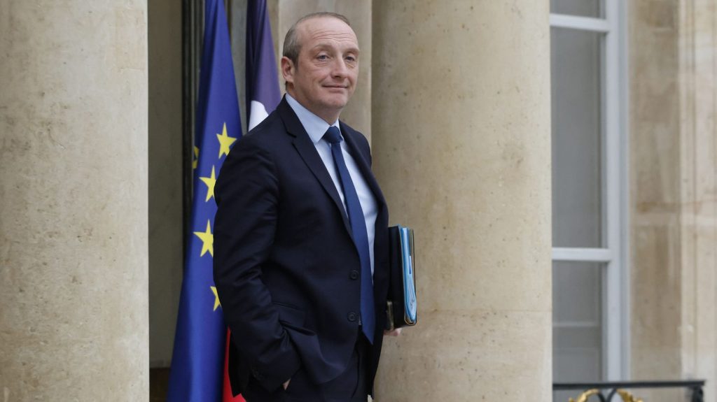 Pour le ministre de la Fonction publique, l'opération réconciliation avec les fonctionnaires passe par LinkedIn

          Laurent Marcangeli, ex-patron des députés Horizons, et ministre de la Fonction publique dans le gouvernement Bayrou, tente de reconquérir les agents publics, quelque peu bousculés par son prédécesseur, en s'appuyant sur le réseau professionnel LinkedIn. Quitte à se désavouer sur certaines mesures.
