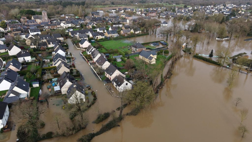 L'ouest de la France combat les pires inondations dans des décennies après une triple agression de tempête