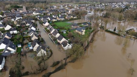 L'ouest de la France combat les pires inondations dans des décennies après une triple agression de tempête