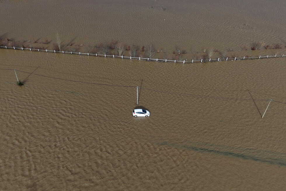 Une vue sur le drone montre une voiture partiellement submergée dans une zone inondée alors que la rivière La Seiche déborde à Bruz près de Rennes, après des jours de fortes pluies et le passage de la tempête Herminia qui a provoqué des inondations dans l'ouest de la France, le 28 janvier 2025. 