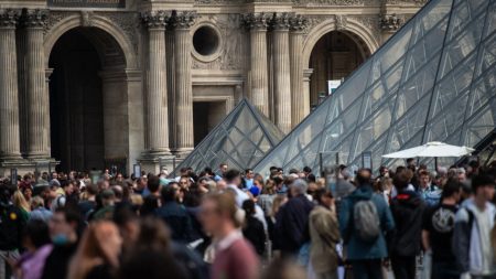 Louvre en proie à des fuites et à des infrastructures en ruine, le boss du musée prévient