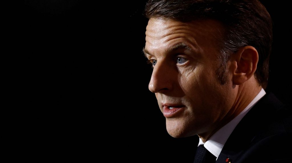 Réponse aux influenceurs, soutien des athlètes, discours au Louvre... Emmanuel Macron cherche à se faire entendre