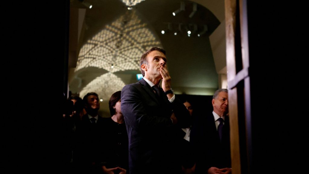 Emmanuel Macron "au chevet du Louvre" : isolé depuis la dissolution, le président de la République cherche à relancer son mandat