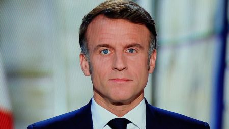 Macron convaincu de pouvoir rester au centre du jeu politique Emmanuel Macron persuadé qu’il peut encore rester au centre du jeu