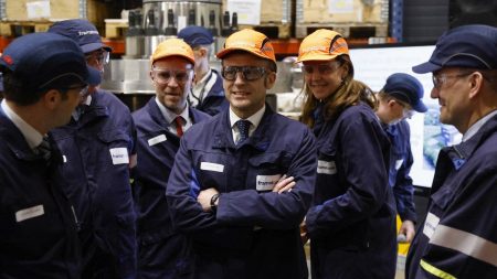 Macron en Hauts-de-France : éloge de la constance et la stabilité, au-delà de la politique "Je ne sais si c'est de droite ou de gauche, mais ça marche !" : en déplacement dans les Hauts-de-France, Emmanuel Macron fait l'éloge de "la constance et de la stabilité"