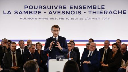 Macron sort au Louvre et dans les Hauts-de-France pour regagner en influence après la dissolution ratée. :
Édito
Affaibli depuis la dissolution ratée, Emmanuel Macron remet le nez dehors pour retrouver un peu d’influence
Déplacement dans les Haut-de France, au Louvre, le président de la République multiplie, en cette fin janvier, les initiatives pour ne pas être ramené à un rôle de figurant aux yeux de l'opinion.