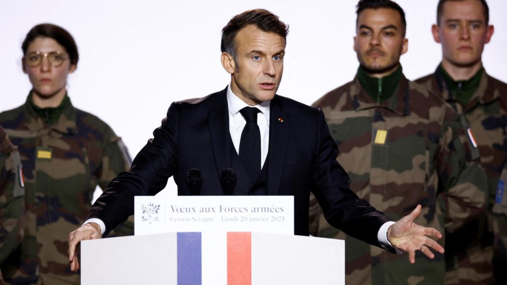 Macron veut plus de jeunes volontaires « pour renforcer » l'armée