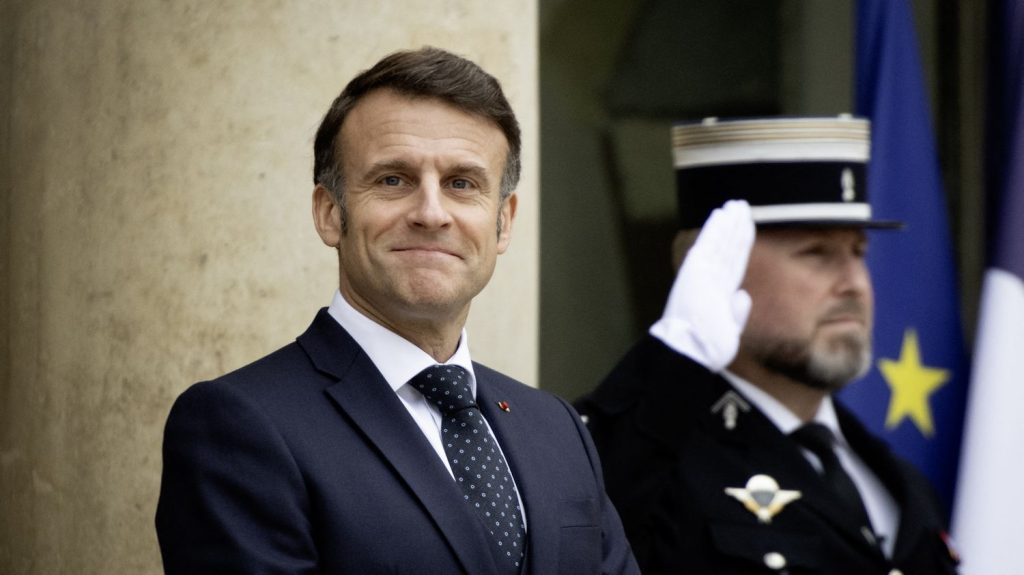 Emmanuel Macron se rendra au Louvre mardi après une note alertant sur la dégradation du musée, annonce l'Elysée