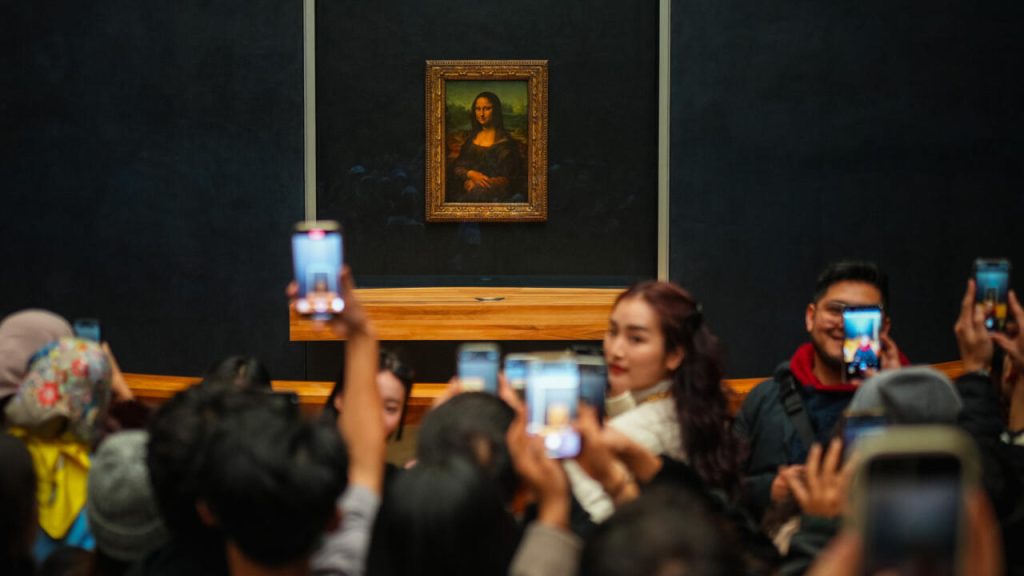 Macron visitera le musée du Louvre après avoir mis en garde contre les conditions de visite