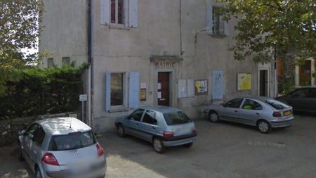 Maire et conseil municipal d’Ardèche démissionnent après 4 ans d’insultes d’un corbeau Un maire d'Ardèche démissionne avec son conseil municipal après quatre ans d'insultes par un corbeau