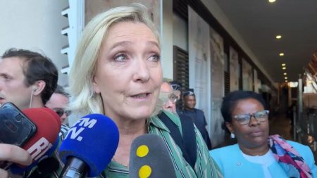 Marine Le Pen à Mayotte : le plan de reconstruction gouvernemental critiqué comme insuffisant Mayotte : le plan gouvernemental de reconstruction "ne va pas assez loin", déplore Marine Le Pen à son arrivée sur place