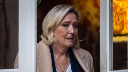 Marine Le Pen apprend la mort de son père Jean-Marie par des journalistes pendant un vol Mort de Jean-Marie Le Pen : comment expliquer que Marine Le Pen a appris la mort de son père par des journalistes ?
Jean-Marie Le Pen est mort à l'âge de 96 ans mardi 7 janvier 2025, à Garches, dans les Hauts-de-Seine. L'annonce a été faite par sa famille, mais sans Marine Le Pen qui était dans un avion entre Mayotte et Paris quand la nouvelle est tombée. Ce sont donc les journalistes qui lui ont appris.