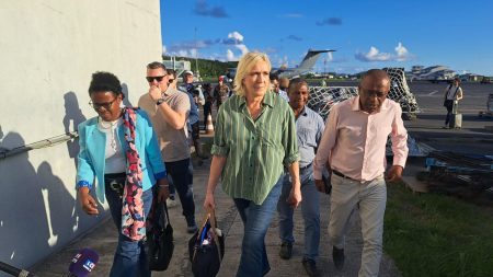 :
    Reportage




  

    
      
    
  
  "On peut continuer à faire semblant, mais je pense que les Mahorais en ont un peu marre" : à Mayotte, Marine Le Pen rode son discours sur l'immigration clandestine