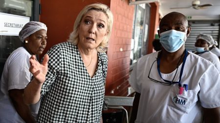 :
    Reportage




  

    
      
    
  
  "On est oubliés" : à Mayotte, Marine Le Pen face au désarroi du personnel soignant