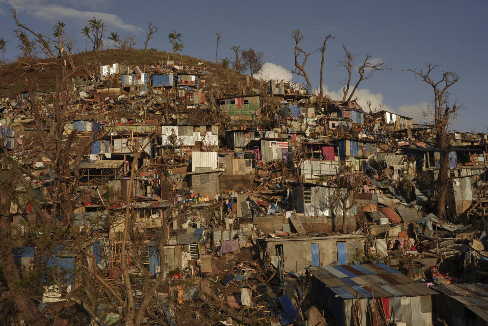 Des dégâts sont constatés dans le bidonville de Kaweni, à la périphérie de Mamoudzou, sur l'île française de Mayotte, dans l'océan Indien, le 19 décembre 2024, à la suite du cyclone Chido.
