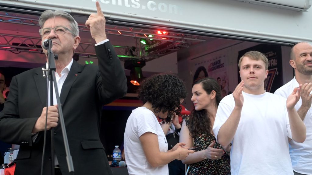 Municipale partielle à Villeneuve-Saint-Georges : Jean-Luc Mélenchon en soutien de Louis Boyard, pour le premier test de la nouvelle stratégie de LFI

          Le leader insoumis va tenir jeudi soir un meeting aux côtés du jeune député, candidat à la mairie de cette ville du Val-de-Marne. Un pari pour La France insoumise qui compte pour la première fois s'investir dans ces élections intermédiaires.