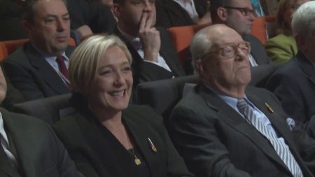 Mort de Jean-Marie Le Pen : Marine Le Pen lui rend hommage personnellement Mort de Jean-Marie Le Pen : Marine Le Pen rend un hommage personnel à son père