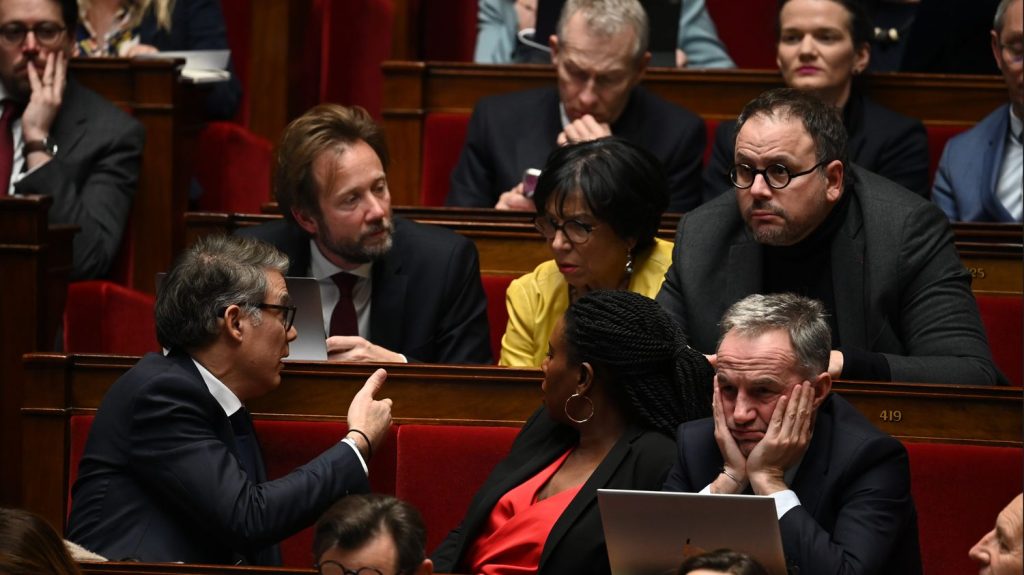 :
    Édito



  

    
      
    
      

  

  
    Motion de censure du gouvernement Bayrou : le Parti socialiste à l'heure d'un choix identitaire !

          Les députés socialistes vont-ils voter la motion de censure présentée par LFI ? La question divise un parti qui peut ou non s'affranchir de la tutelle de la France insoumise.