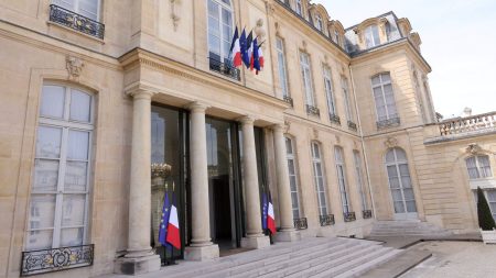 Premier conseil des "nouveaux" ministres vendredi à l'Élysée

          La tâche ne va pas être facile pour le chef de l’État, qui se retrouve pour la première fois face à un gouvernement constitué de personnalités qui n’auraient sans doute jamais imaginé, il y a encore quelques mois, travailler ensemble.