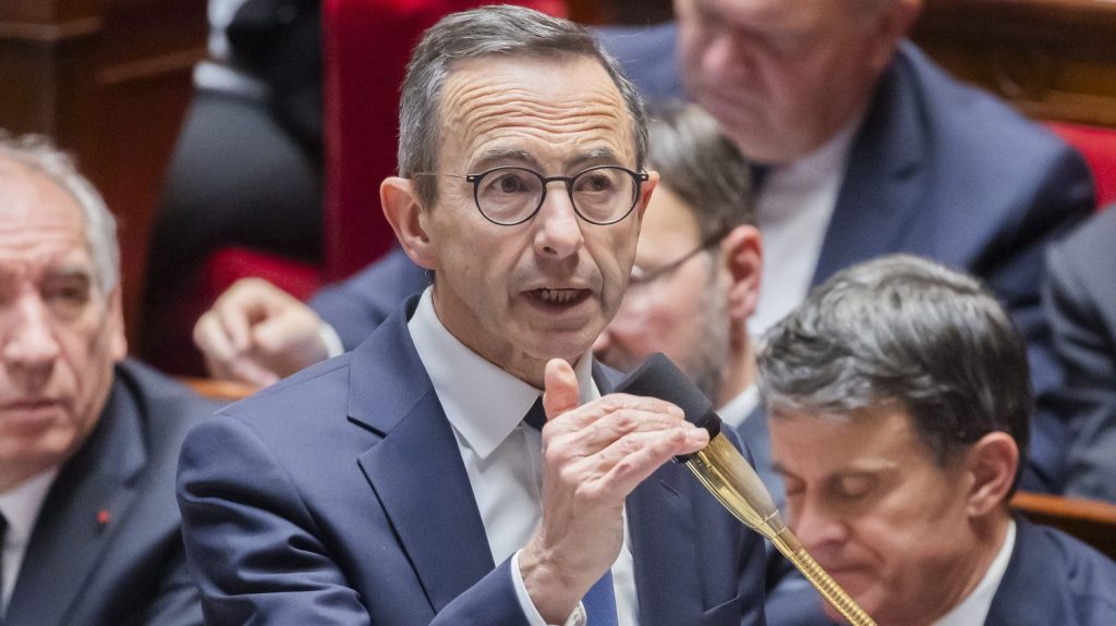Que contient la nouvelle circulaire sur les régularisations de personnes sans papiers présentée par le ministre de l'Intérieur, Bruno Retailleau ?