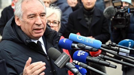 PM français dans l'eau chaude sur la gaffe «inondation» migrante