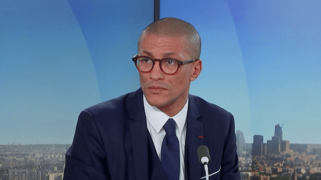 Non-censure du gouvernement : "Le PS est devenu un parti pivot", affirme Karim Bouamrane, maire PS de Saint-Ouen