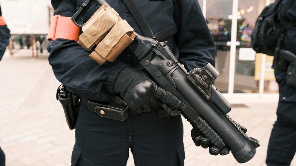 Un policier sera jugé par la cour criminelle de l'Essonne pour un tir de LBD qui a éborgné un jeune