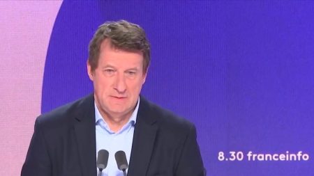 Présidentielle : Yannick Jadot refuse de s’aligner derrière Mélenchon Présidentielle : l'écologiste Yannick Jadot "ne souhaite pas du tout" s'aligner "derrière Jean-Luc Mélenchon"