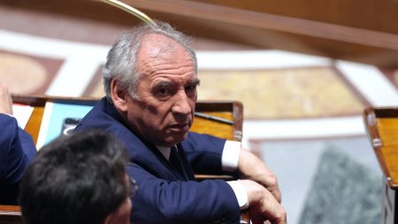 Propos de Bayrou sur le ‘sentiment de submersion’ migratoire : impact politique à prévoir ? :
Édito
"Sentiment de submersion" migratoire : quelle portée pour la tempête politique provoquée par François Bayrou ?
Les propos de François Bayrou sur le "sentiment de submersion" migratoire ont provoqué un tollé, notamment à gauche. Au-delà de l'indignation d'une partie de la classe politique, vont-ils avoir un impact sur l'avenir de son gouvernement ?